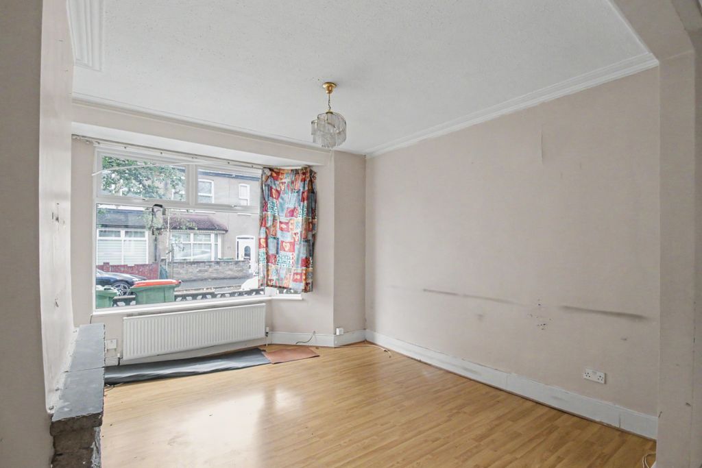 Property photo 3 of 21 25 Stevenage Road, East Ham, London E6 2Au