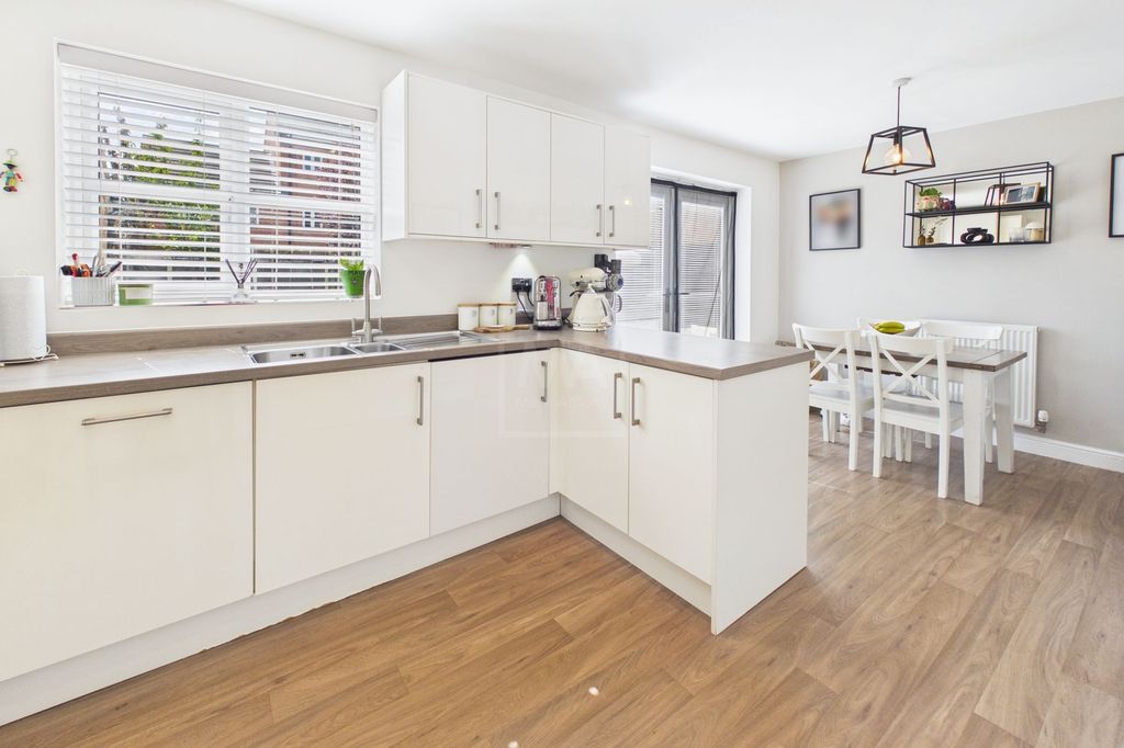 Property photo 3 of 18 Kitchen Diner