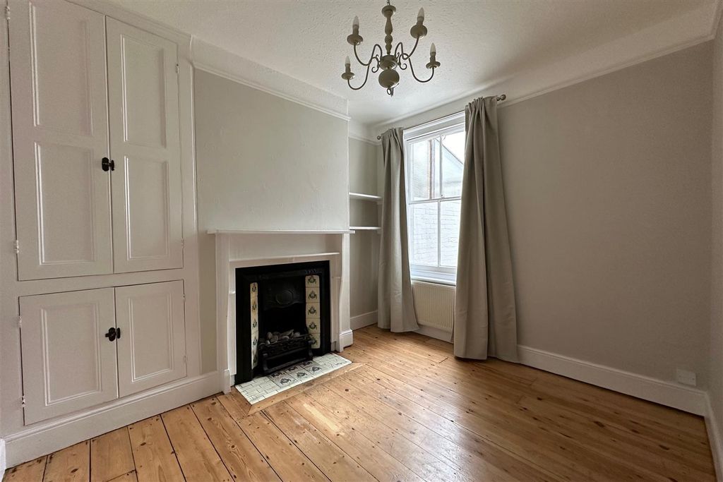 Property photo 3 of 9 33 Cedars Road - 02.Jpeg