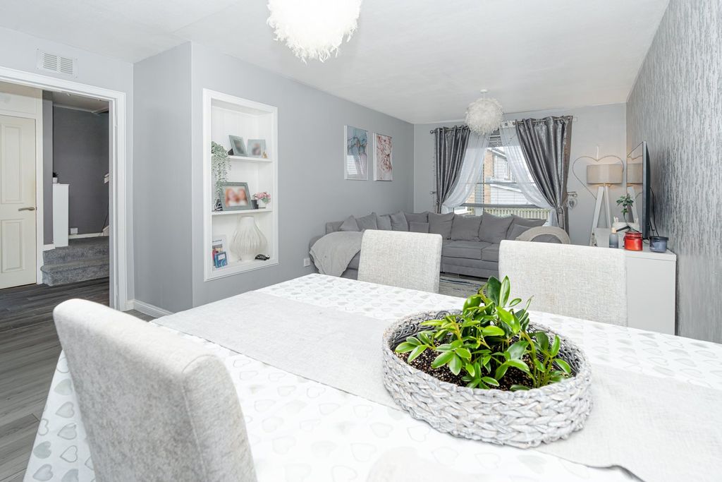 Property photo 3 of 28