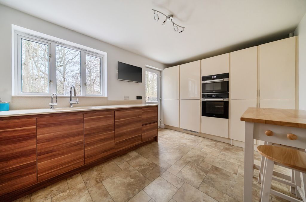 Property photo 3 of 22 1414573-5-698Da76...