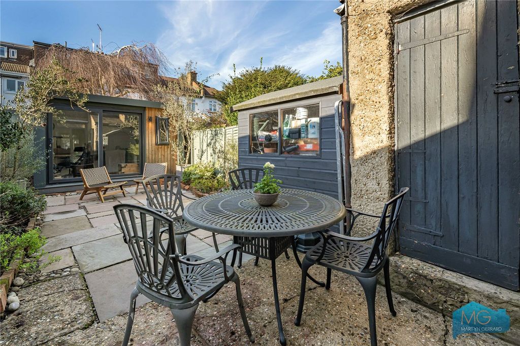 Property photo 2 of 27 Picture No. 16