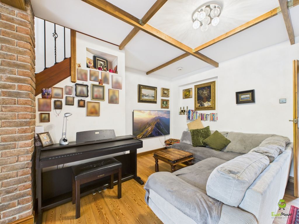 Property photo 3 of 27 Cam03779G0-Pr0310-Still020