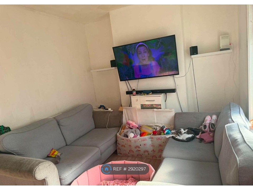 Property photo 3 of 11 Lounge 2
