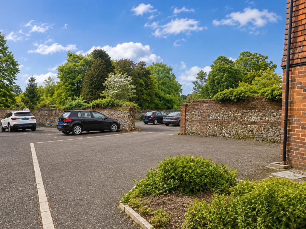 Property photo 3 of 9 Parking