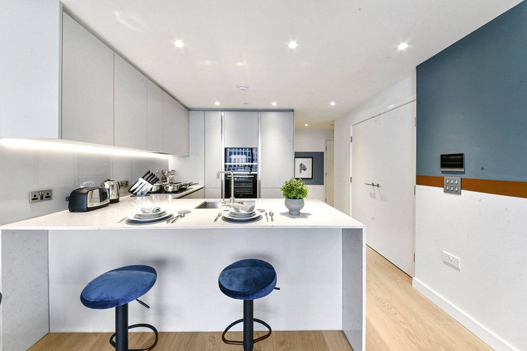 Property photo 2 of 11 Hampton Tower