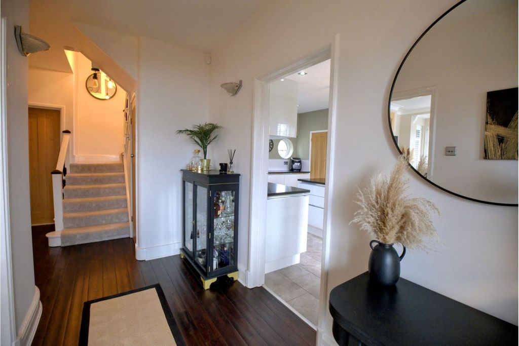 Property photo 2 of 37 Entrance Hall