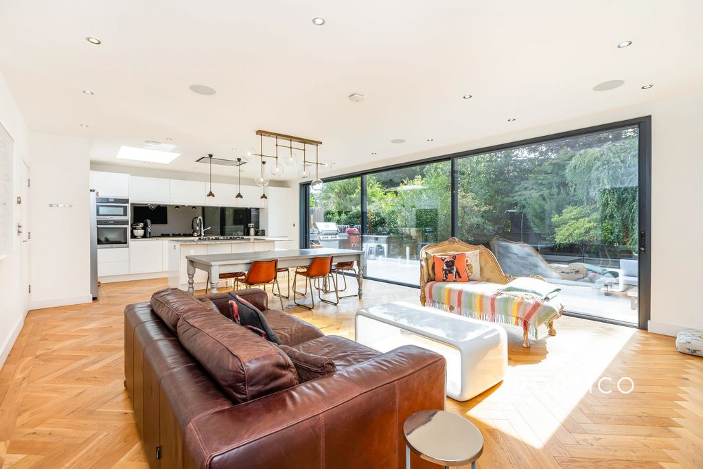 Property photo 1 of 8 8Canonburyparksouthl