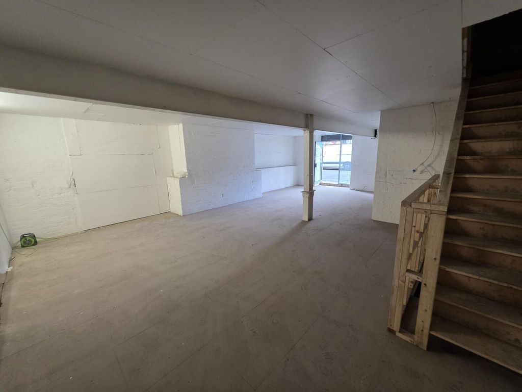 Property photo 1 of 6 Garage