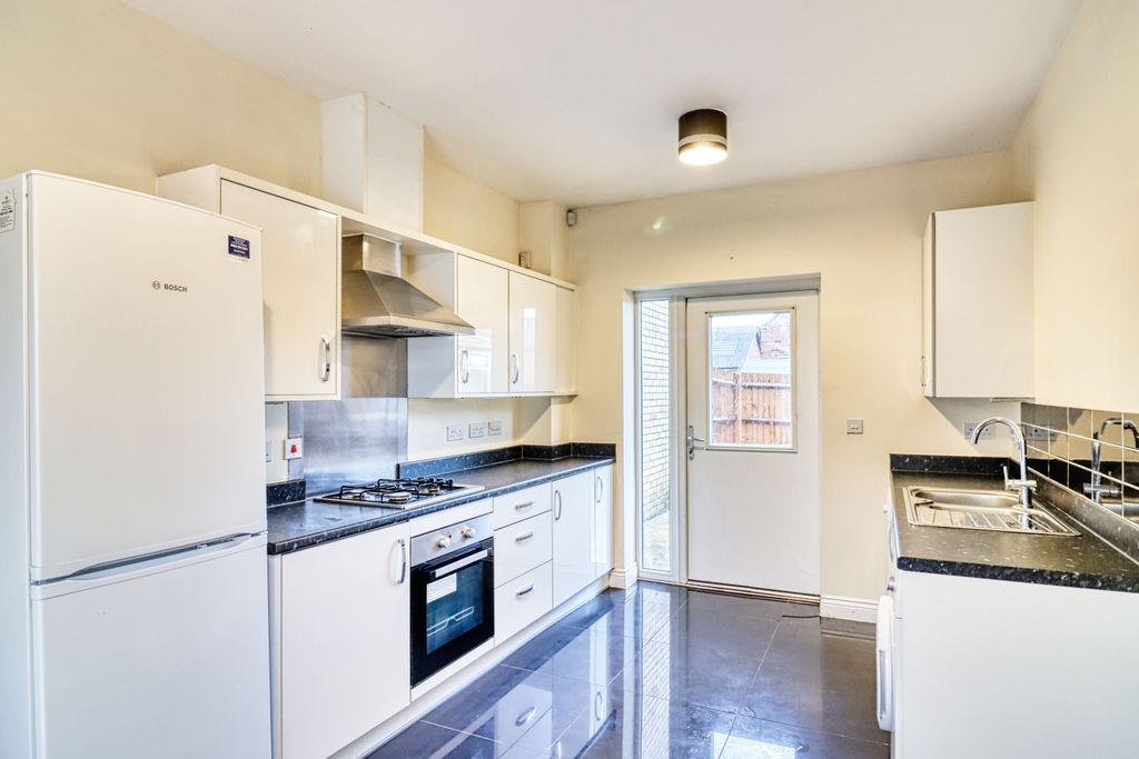 Property photo 3 of 19 Kitchen