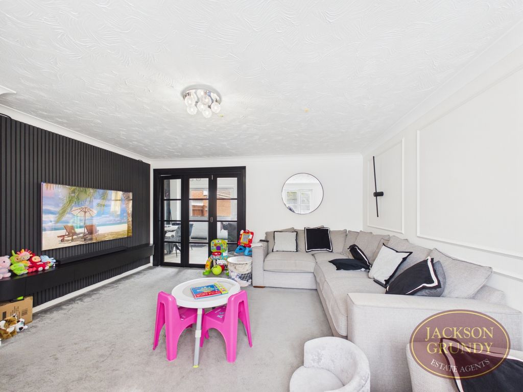 Property photo 3 of 15 Crome Close