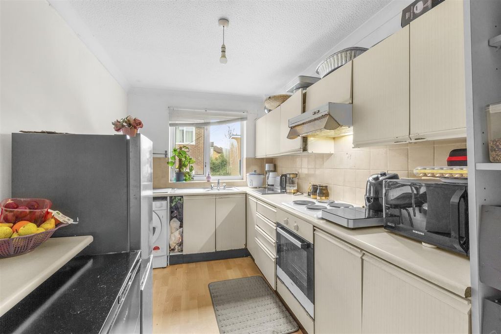 Property photo 3 of 11 6 Castleview Gardens, Hp12 3Ud-1.Jpg