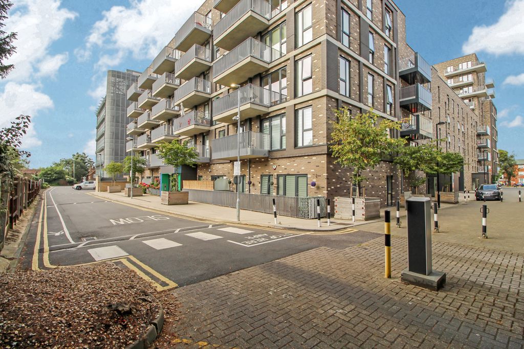 Property photo 1 of 12 One Bedroom 3rd Floor Flat To Rent