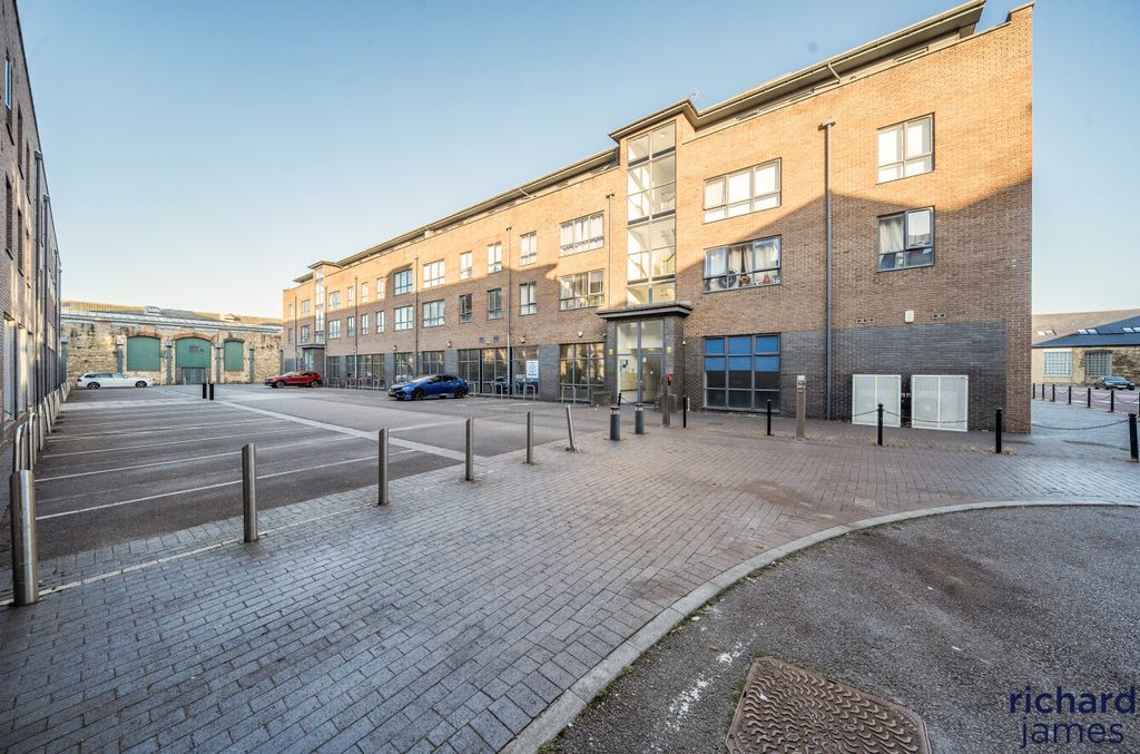 Property photo 1 of 14 31Ecbea163Ae4E74B7F74Ca2A6Ff58A8