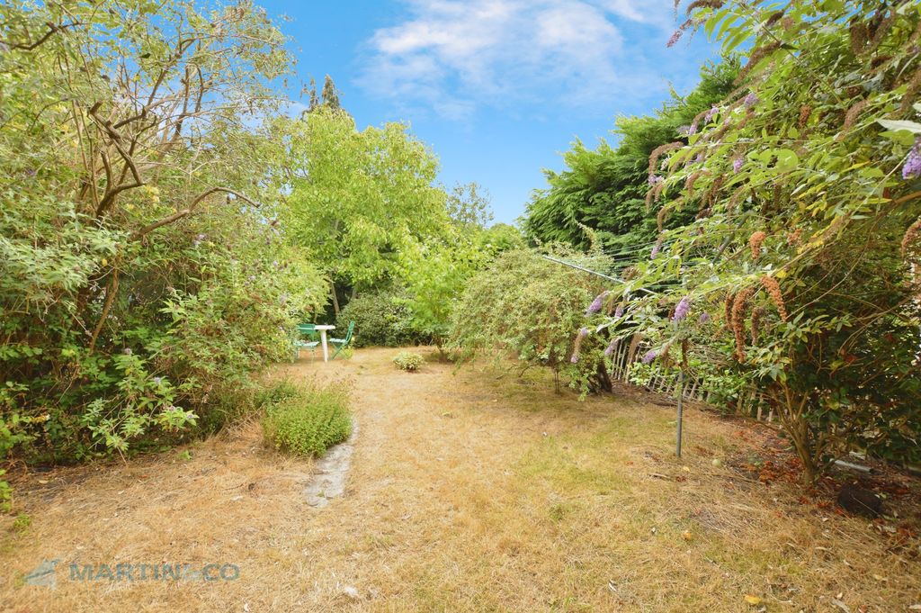 Property photo 2 of 12 71E92707-Garden 201