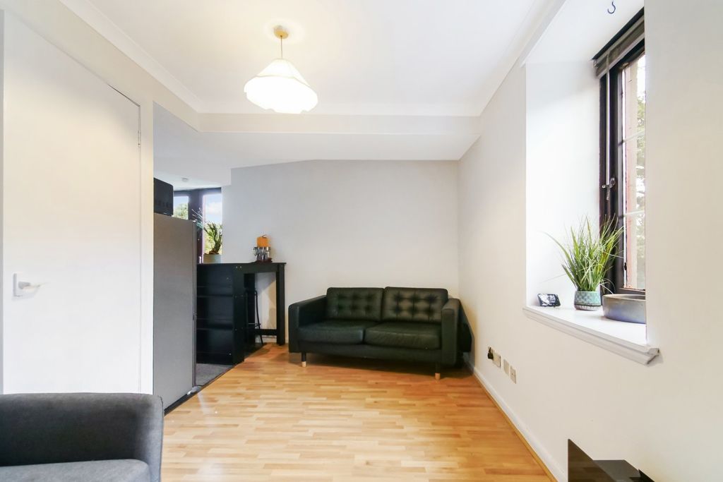 Property photo 3 of 12 Lounge