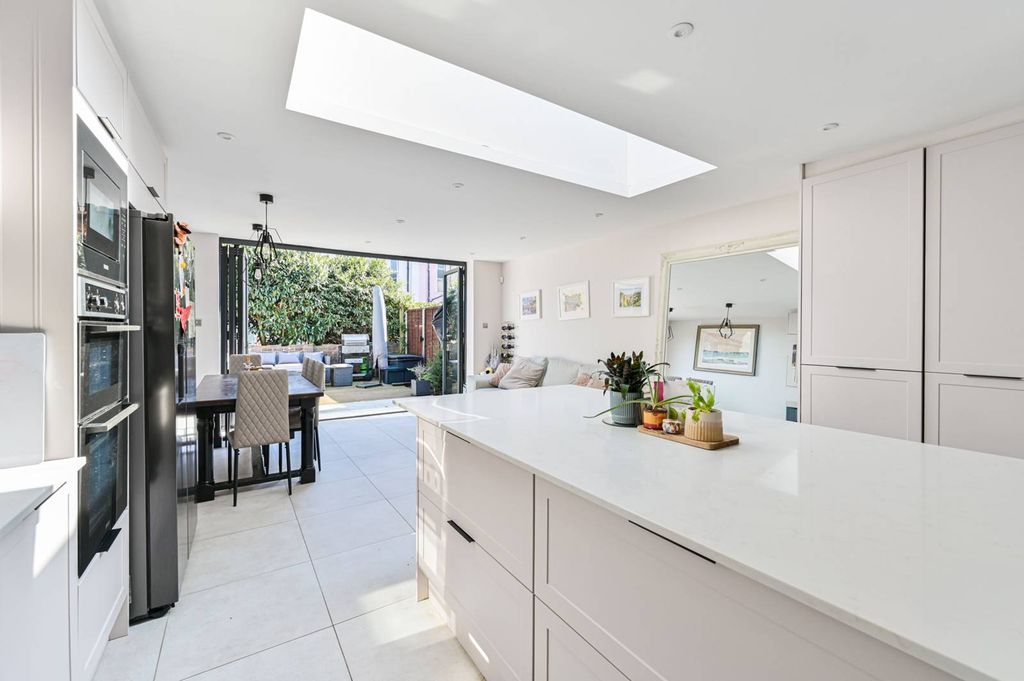 Property photo 3 of 28