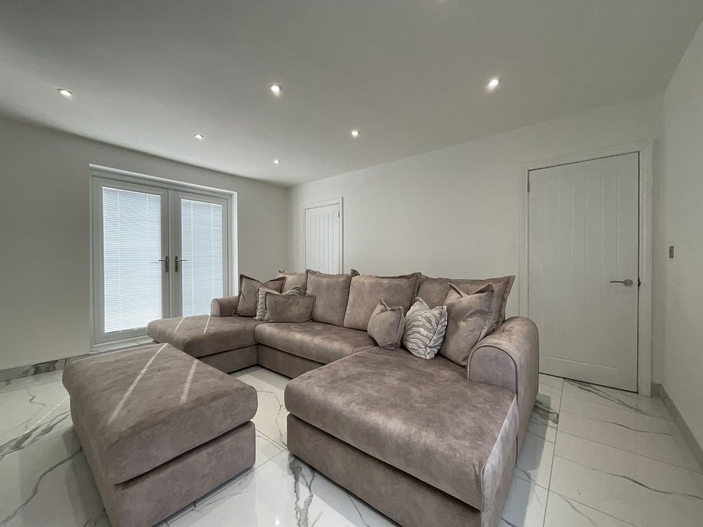 Property photo 2 of 11 4638654