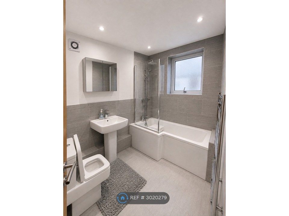Property photo 2 of 11 Bathroom