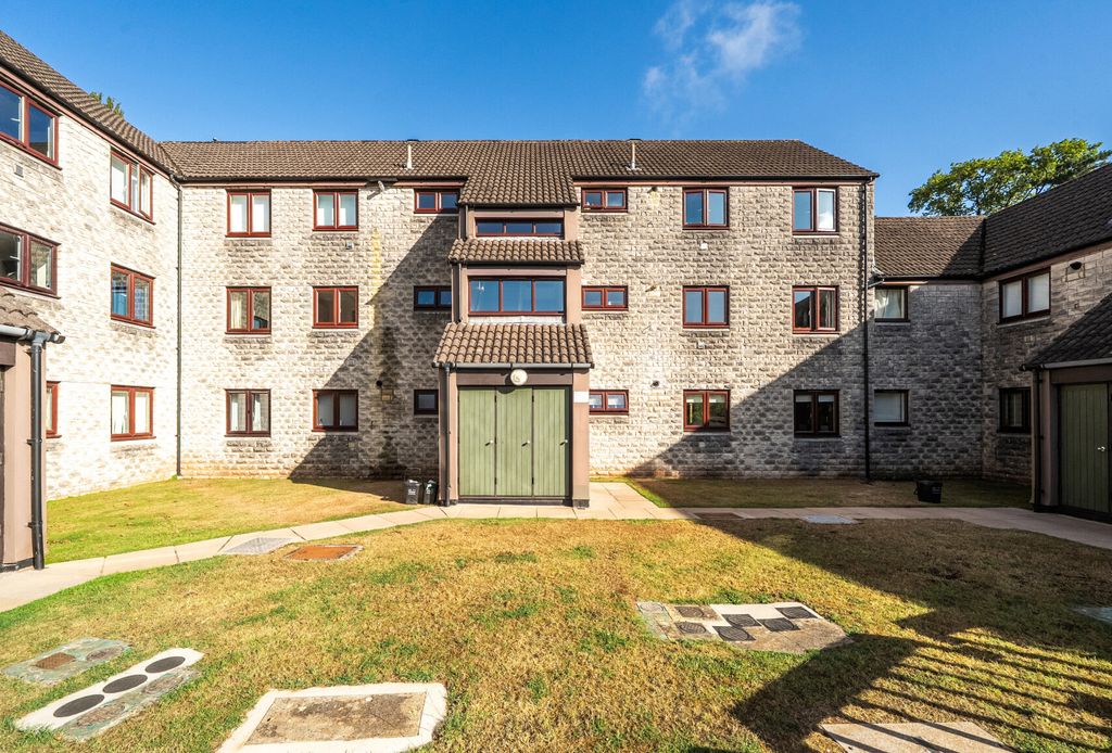 Property photo 1 of 14 1329355-2-687Df38...