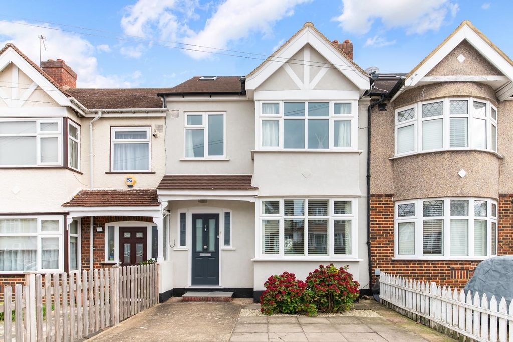 Property photo 1 of 20 Elmstead Gardens (20).Jpg