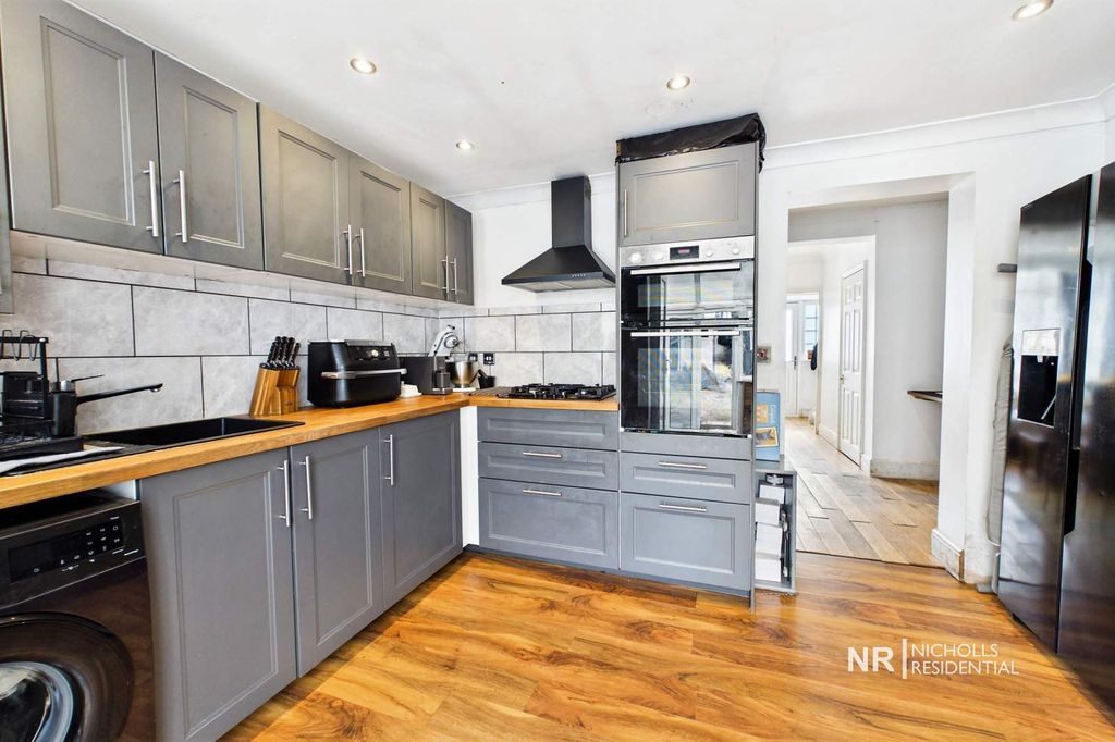 Property photo 2 of 12 Kitchen