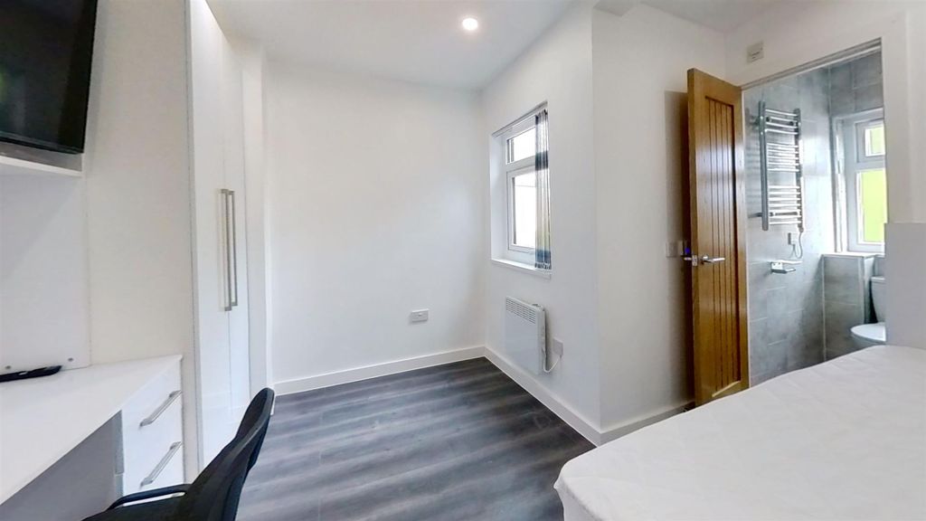 Property photo 3 of 11 47-Exeter-Road-Bedro