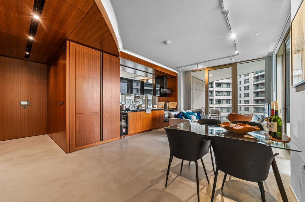 Property photo 2 of 21 Kitchen/Dining Area