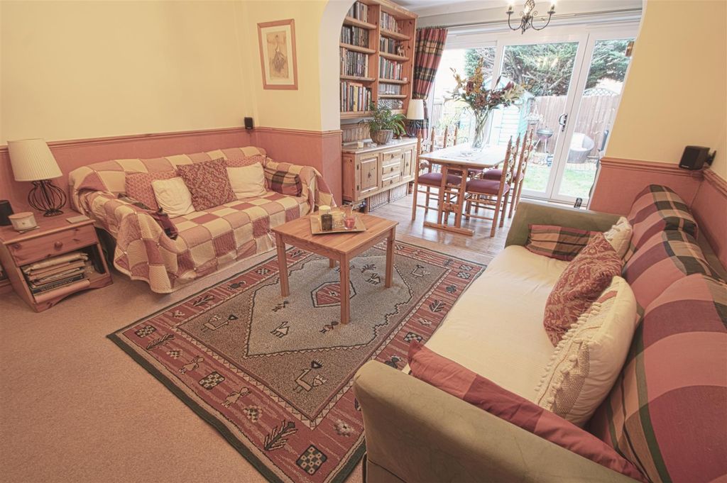 Property photo 3 of 11 Lounge