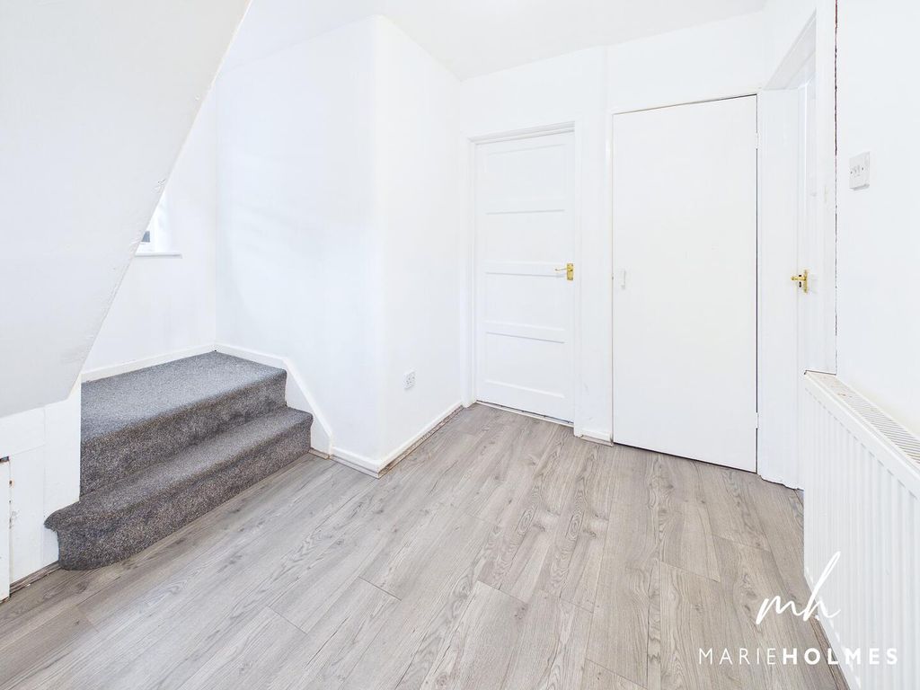Property photo 3 of 19 Hallway