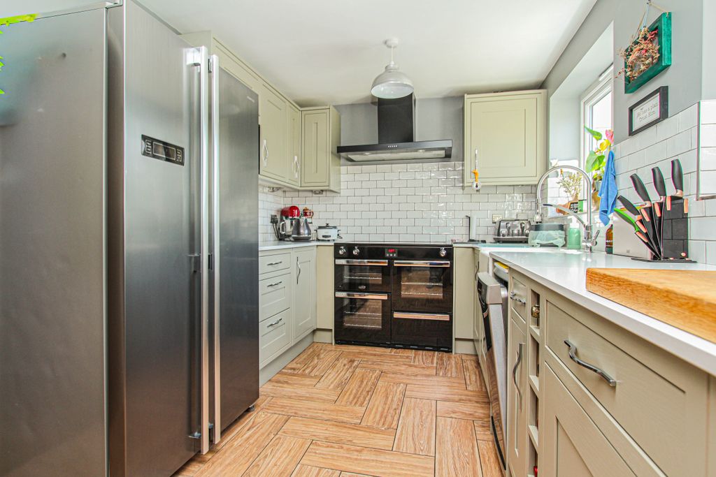Property photo 2 of 17 Kitchen Area