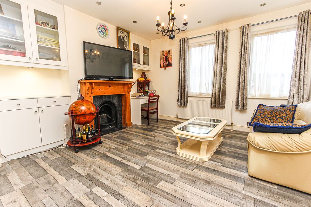 Property photo 3 of 10 Lounge Area