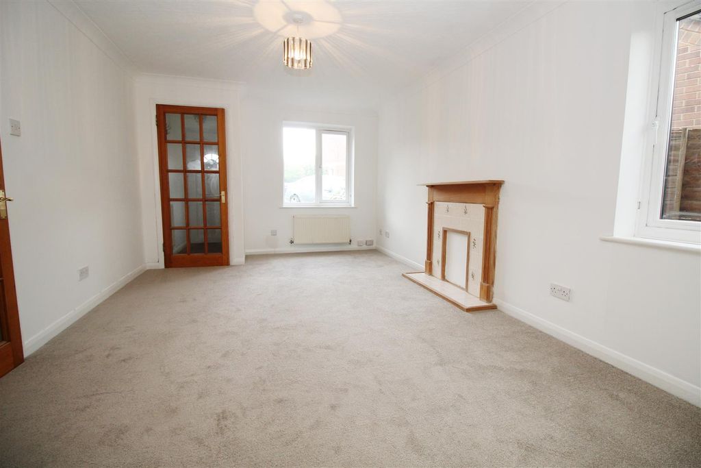 Property photo 2 of 10 Living.Jpg