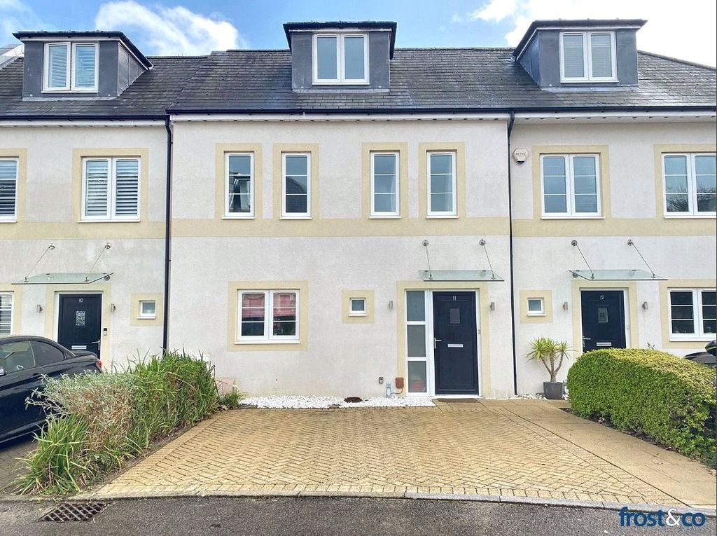 Property photo 1 of 15 Park Close