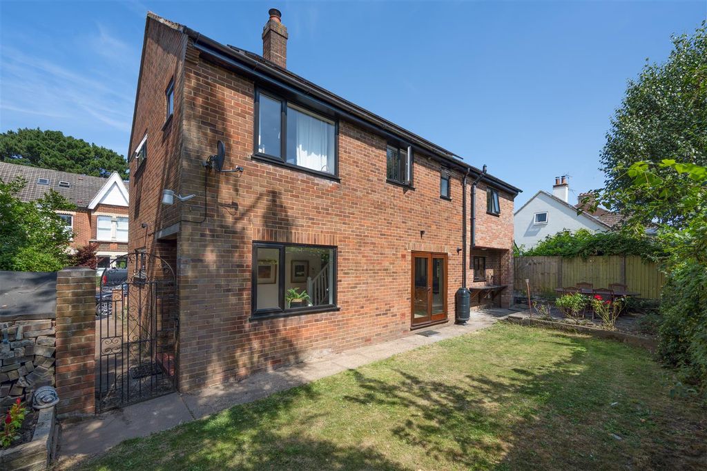 Property photo 3 of 24 Cromwell Road, Canterbury