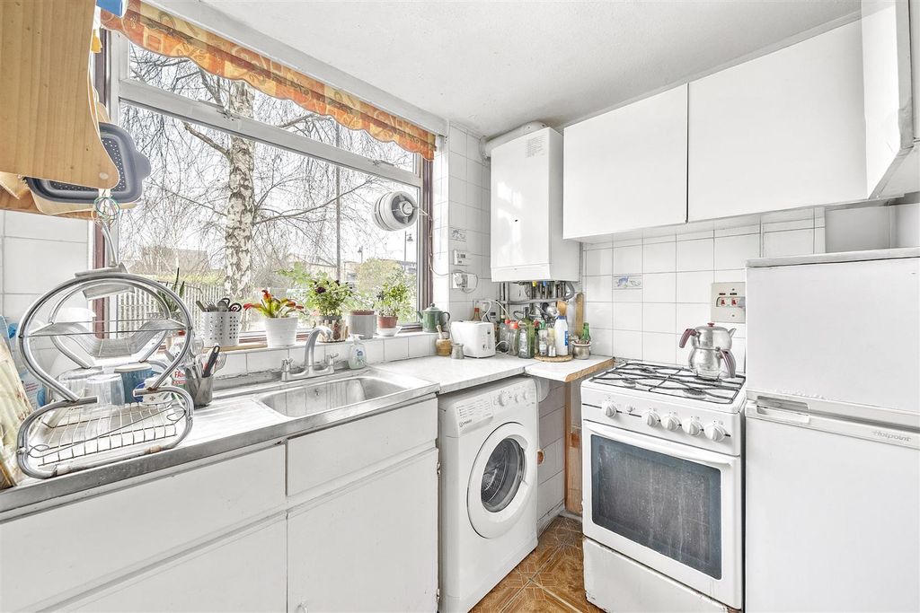 Property photo 3 of 19 Burnside Avenue, E4