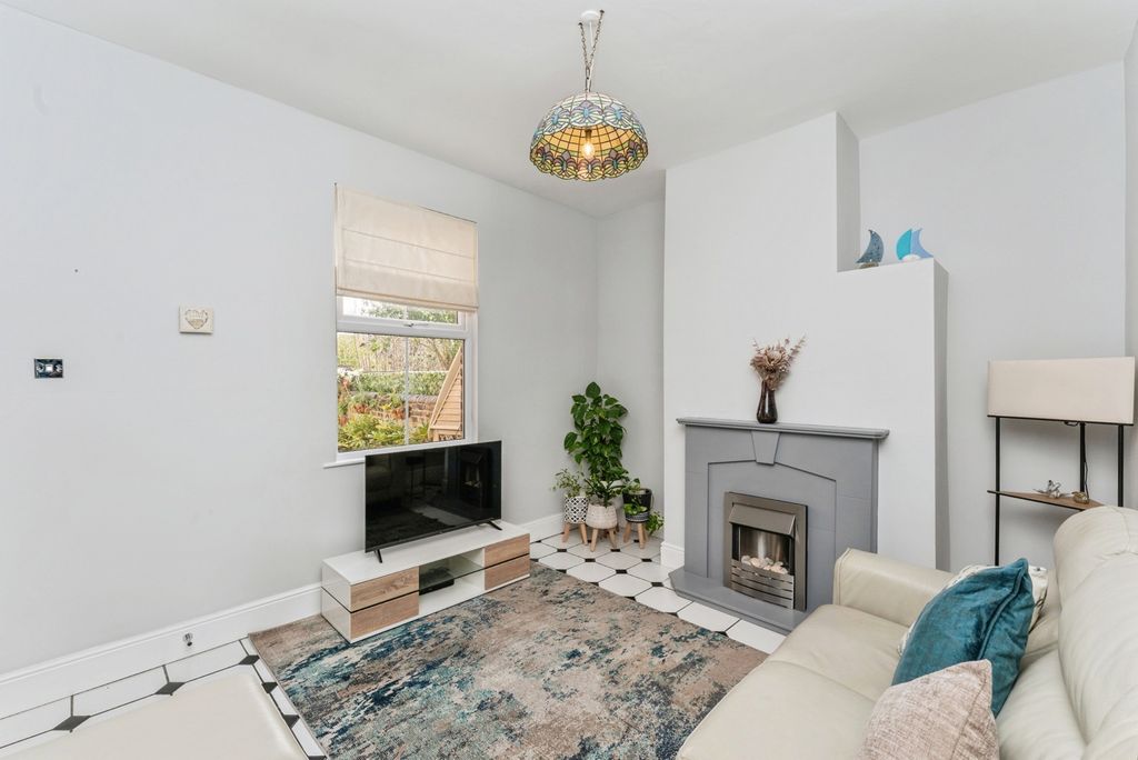 Property photo 3 of 28 Lounge