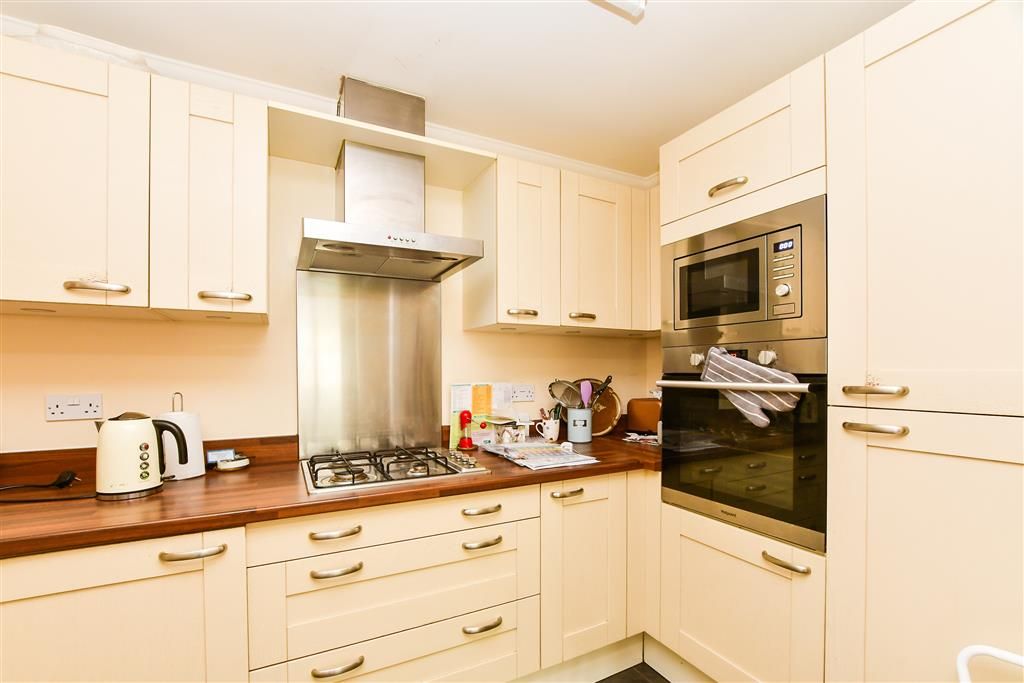 Property photo 3 of 8 Kitchen
