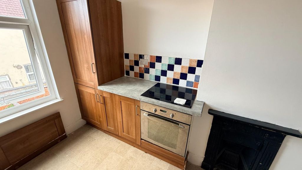 Property photo 3 of 7 Kitchen 2