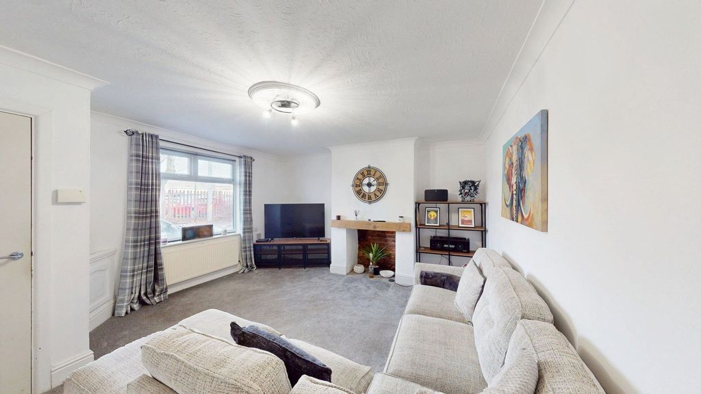 Property photo 3 of 13 Lounge