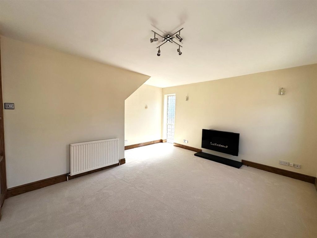 Property photo 3 of 11 Living Room .2.Jpg