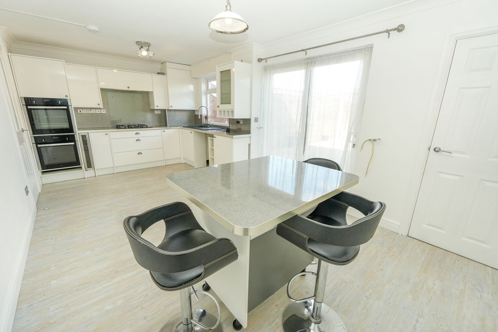 Property photo 2 of 21 Kitchen/Dining Room