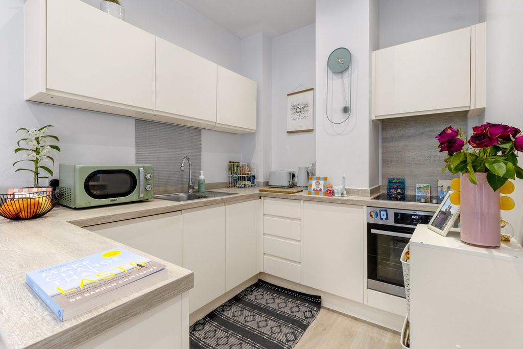 Property photo 2 of 27
