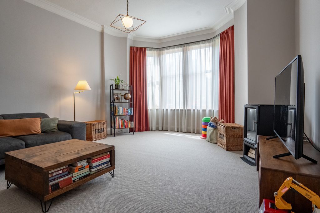Property photo 2 of 31
