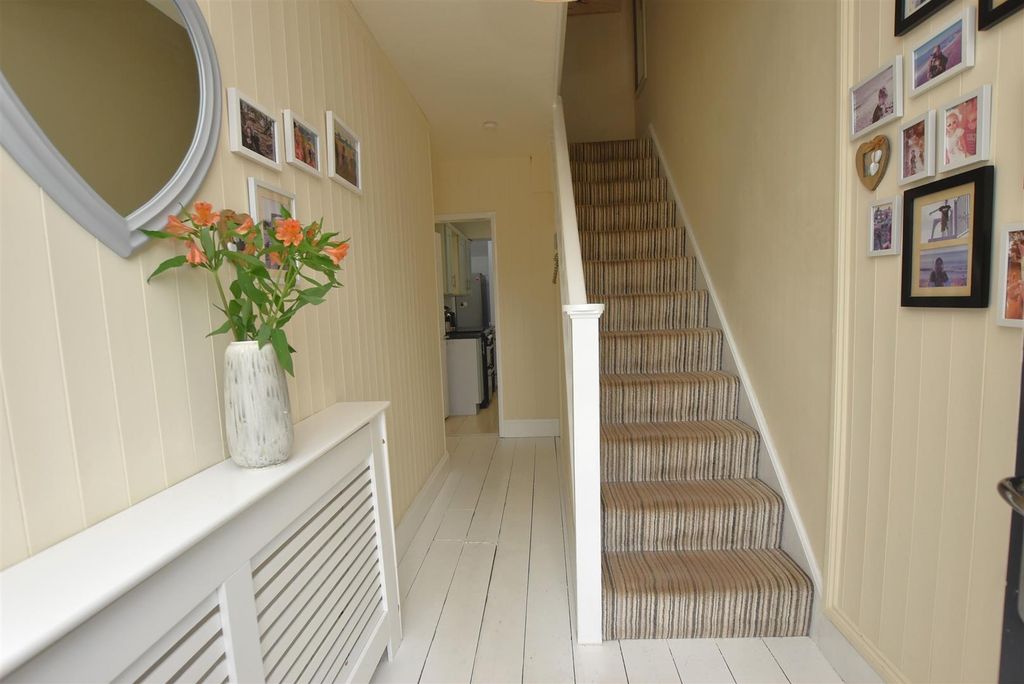 Property photo 3 of 26 Entrance Hall