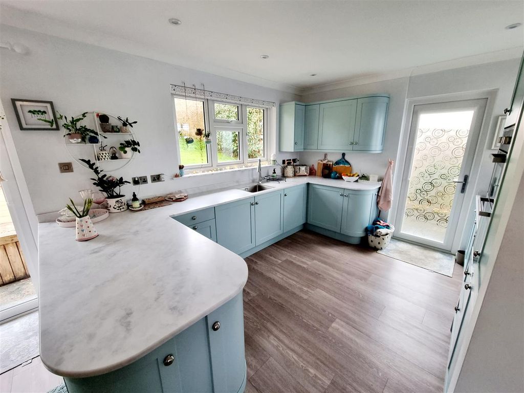 Property photo 2 of 20 Kitchen.Jpg