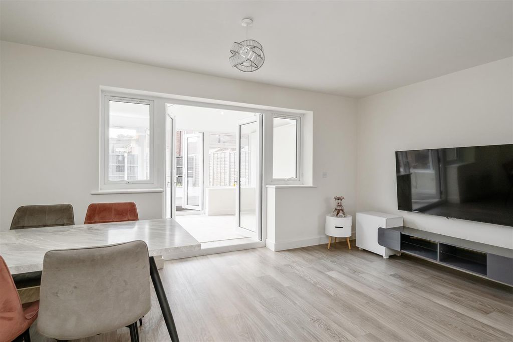 Property photo 1 of 19 18 Kildare Close_14.Jpg