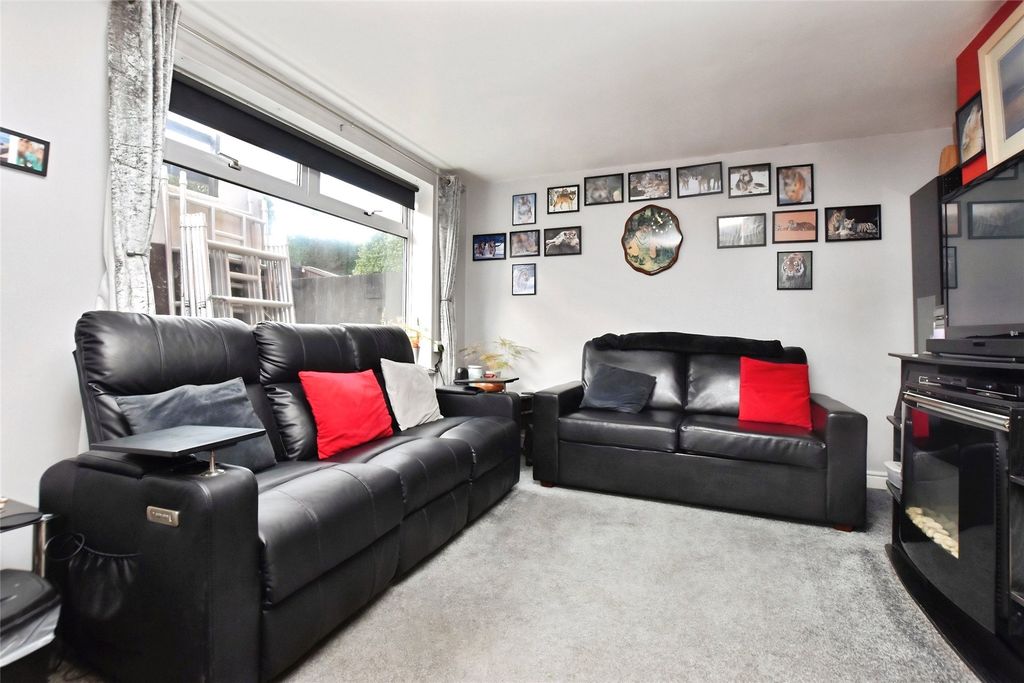 Property photo 3 of 20 Lounge