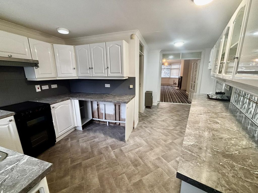 Property photo 3 of 14 Kitchen