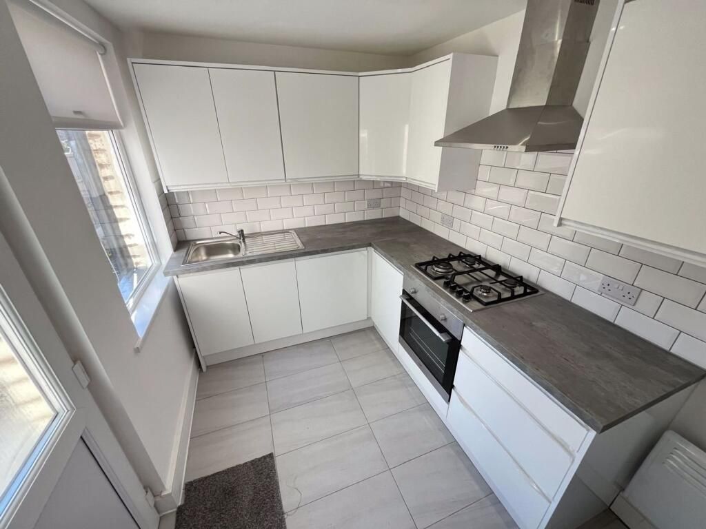 Property photo 1 of 4 2 Bed Flat To Rent Adenmore Road, London Se6 4Fd